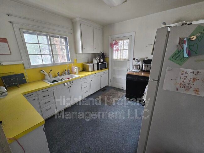 Building Photo - 520 NE Maple St