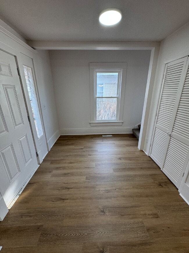 Building Photo - "Spacious 4-Bed, 3-Bath Home on South Poplar Street – 1758 Sq Ft of Comfort in Wichita!"