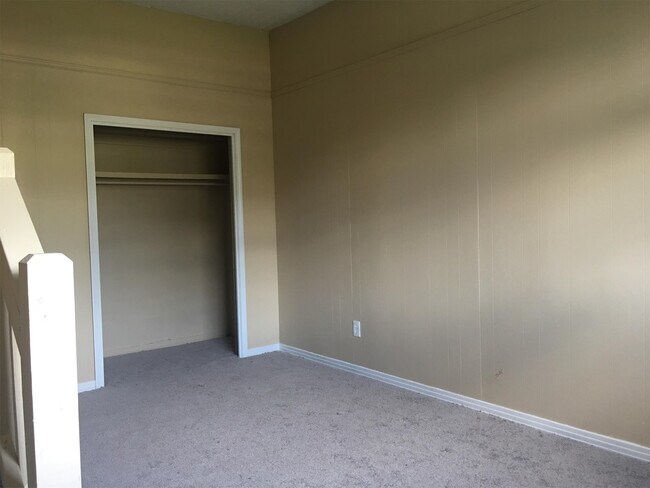 Building Photo - 2415 Club House Rd