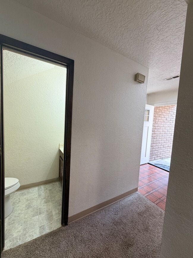 Building Photo - 3 Bedroom Townhouse