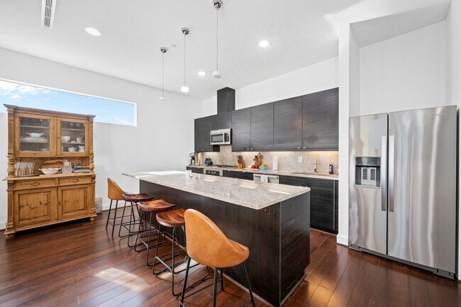 Building Photo - 3302 Lake St