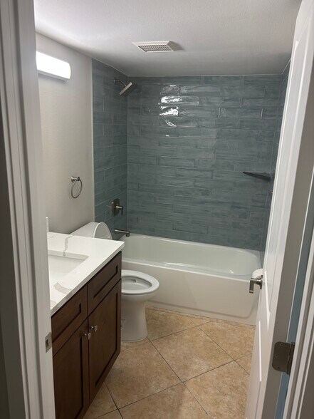 Building Photo - 4956 Harbor Villa Ln