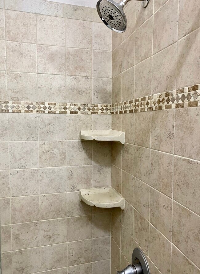 Building Photo - 909 W Gordon Terrace