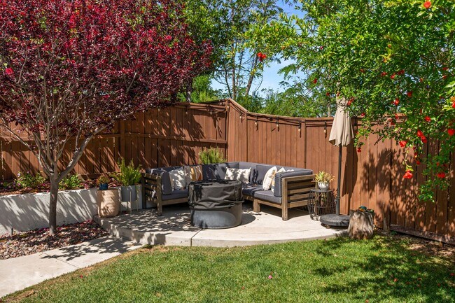 Building Photo - Gorgeous Eastlake Townhome!
