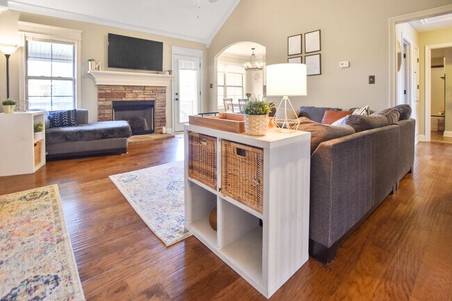 Building Photo - Pet Friendly Four Bedroom with Basement in...