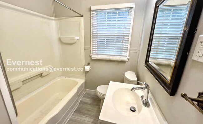 Building Photo - 2 Bed, 1 Bath with Laundry Hookups / Pet-F...