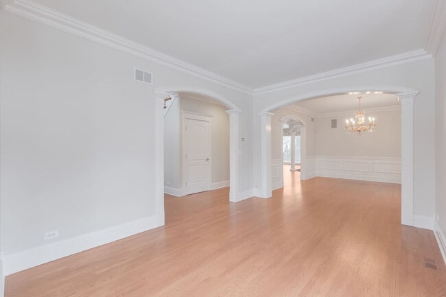 Building Photo - 420 Pine Manor Dr