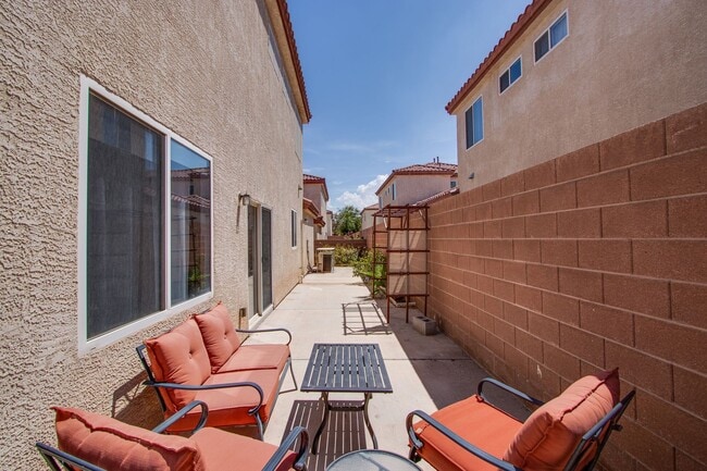 Building Photo - 4 bedroom 3 bath centrally located home