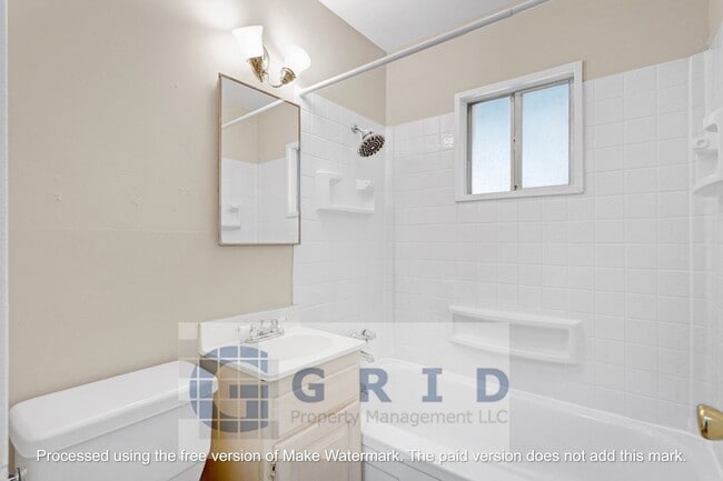 Building Photo - Charming 2 Bedroom Bungalow Available in N...