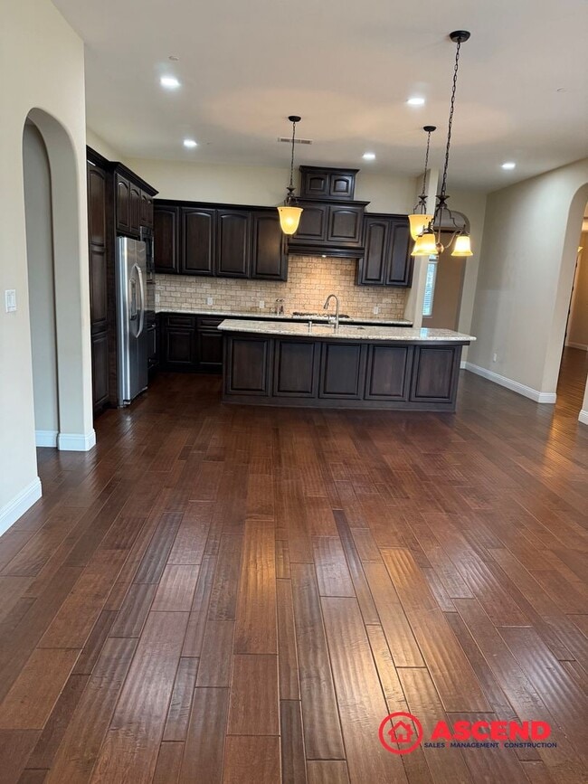 Building Photo - Stunning 4 bedroom + office in Seven Oaks!