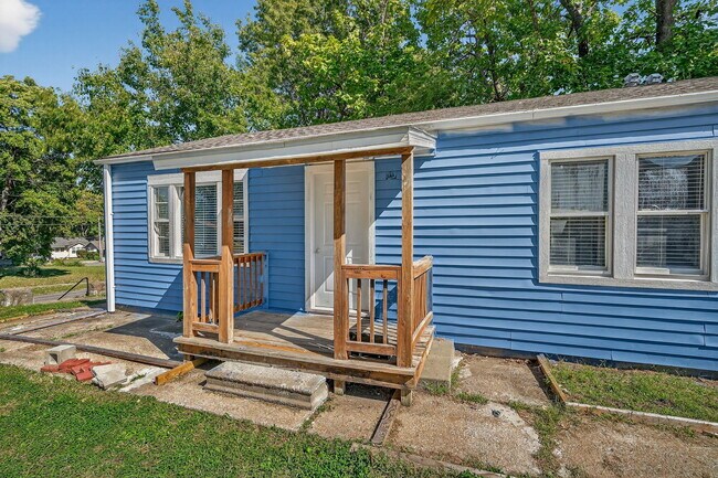 Building Photo - College Duplex