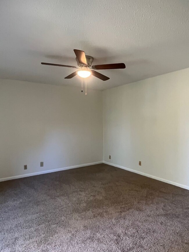 Building Photo - Spacious 2 bdrm/1.5 bath townhome in Cedar...