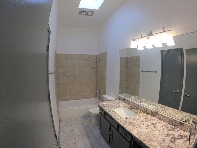 Building Photo - 2717 Fairway Dr