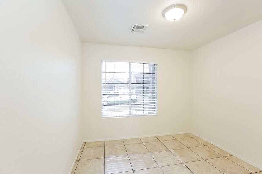 Building Photo - 2904 W Sunland Ave