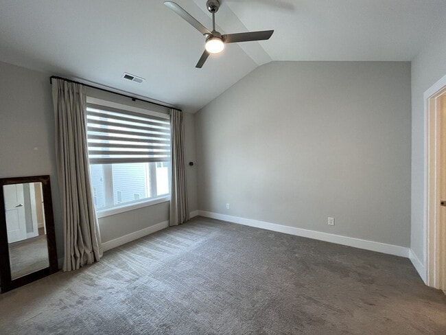 Building Photo - 2/2.5 - MODERN TOWNHOME IN THE NATIONS