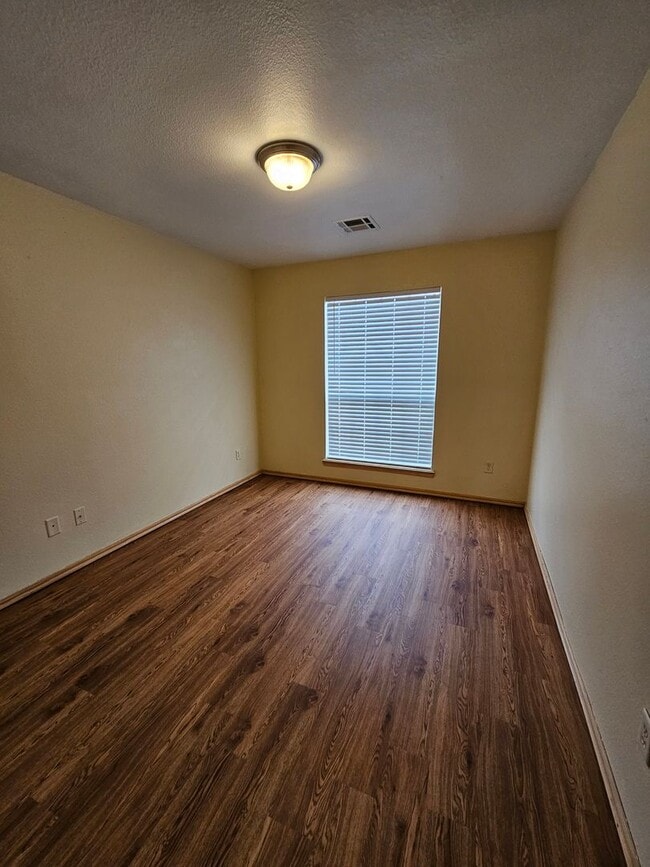 Building Photo - (4)Bed/(3)Bath in Moore w/ Shelter! Available NOW! Over 1700sqft!