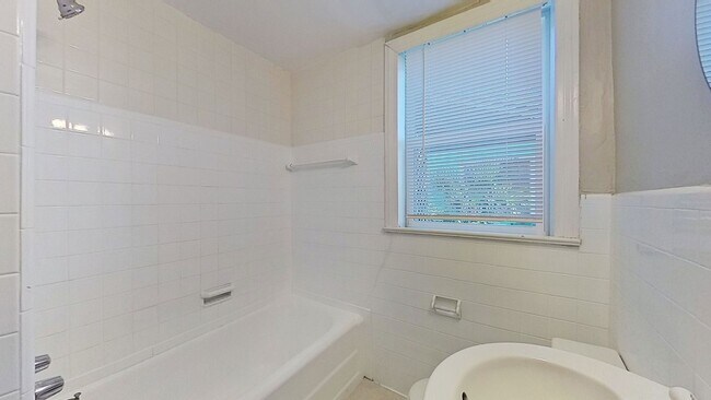 Building Photo - Cozy Upstairs Retreat in Prime San Marco Location!