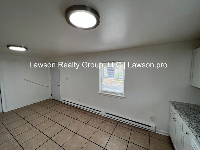 Building Photo - Suburban 743-745