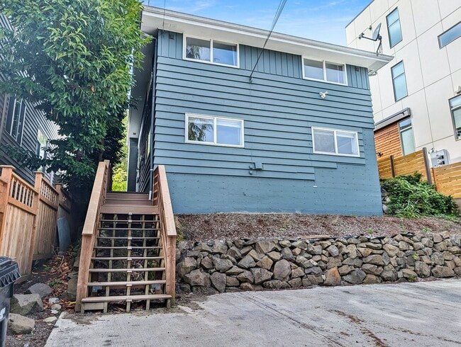 Building Photo - Discover Your Dream Home in a Quiet Seattle Oasis!