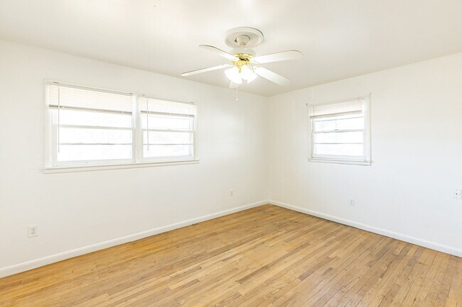 Building Photo - Lots of space!!