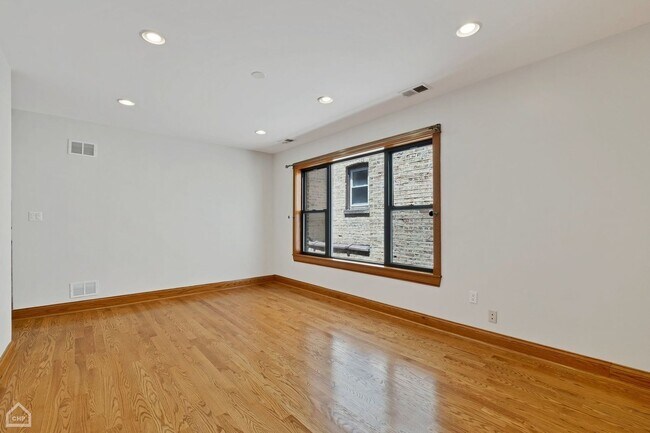 Building Photo - 4544 N Western Ave