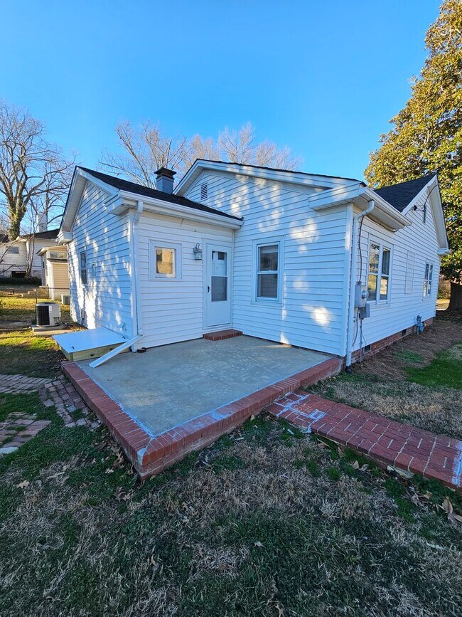 Building Photo - 1012 Holton Pl