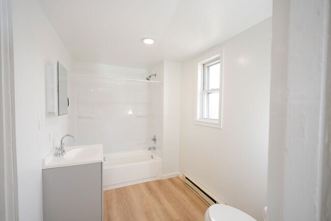 Building Photo - 334 Ann St