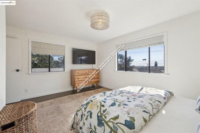 Building Photo - 3360 Arizona St