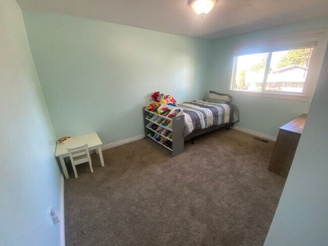 Building Photo - Beautifully Maintained 3 Bedroom 2 Bath Home with Garage and Fenced Yard! Pets Welcome!