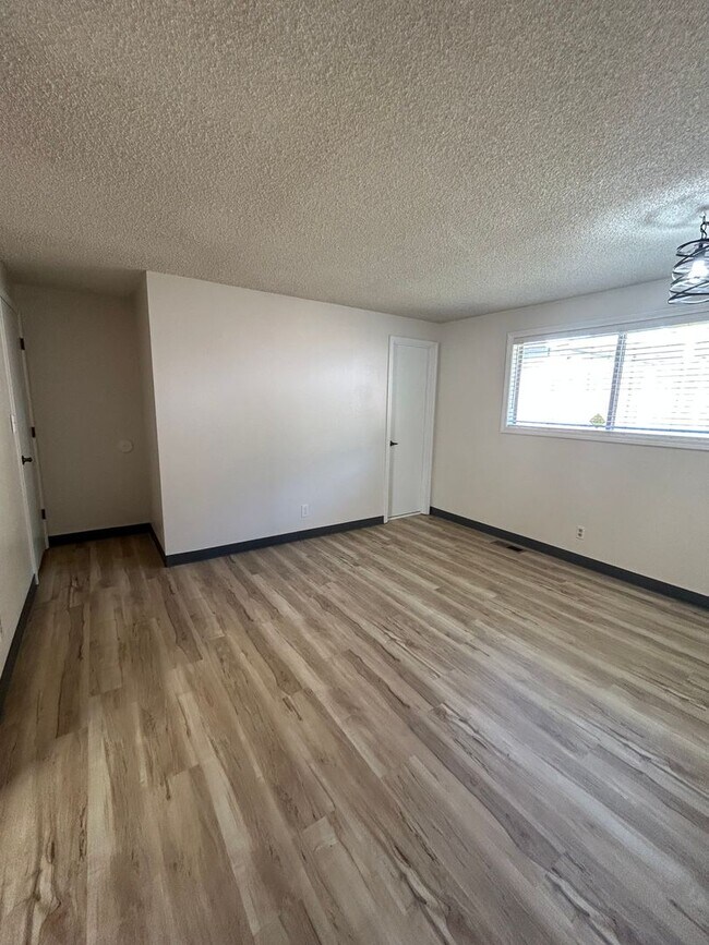 Building Photo - 2 Bedroom 2 Bath House