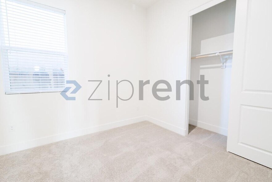 Building Photo - Unit
