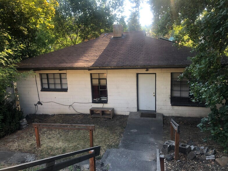 Building Photo - 1068 NE B St