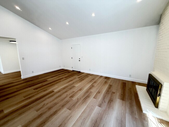 Building Photo - 9887 Broadmoor Dr