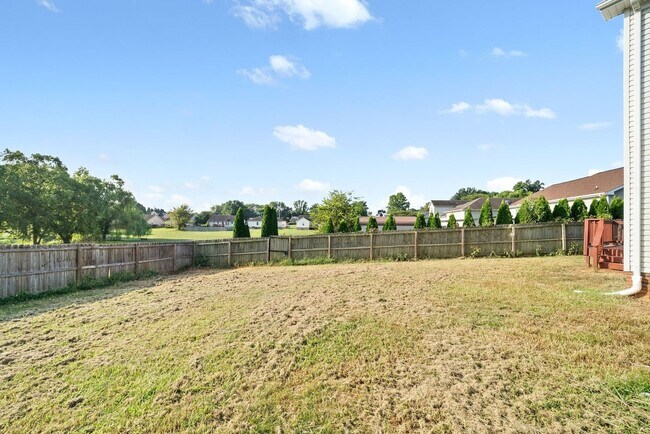 Building Photo - 3bed 2 bath with Bonus close to Fort Campbell and I-24.