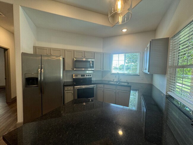 Building Photo - 2 Bed 2 Bath Town Home Available