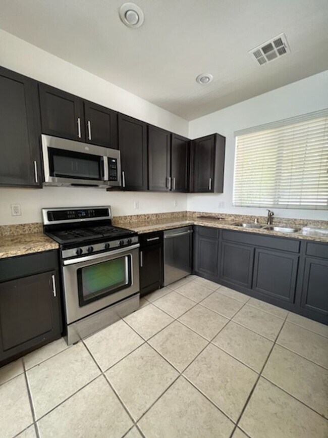 Building Photo - 4 Bedroom Located in Lamplight!