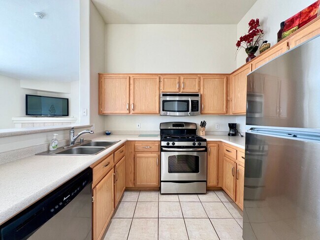 Building Photo - CHARMING FURNISHED OR UNFURNISHED  2BD/2BA CONDO IN HENDERSON! W/ COMMUNITY POOL