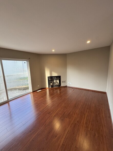 Building Photo - 527 Verde Dr