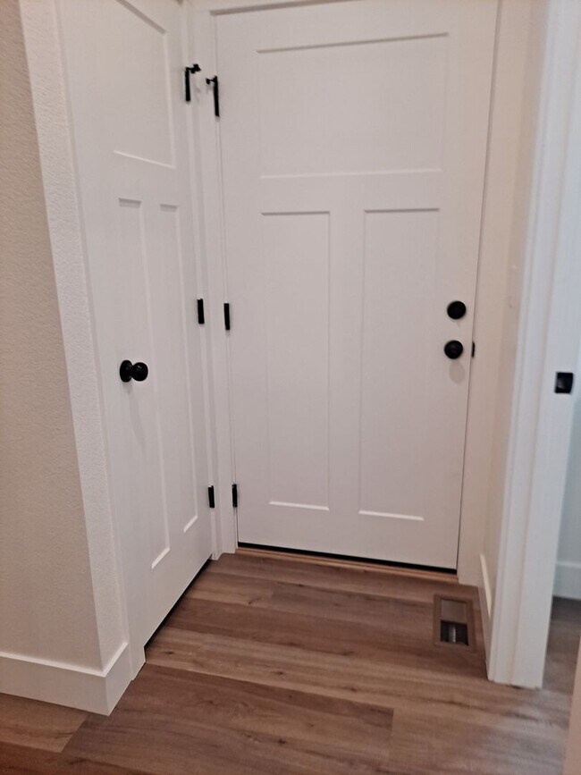 Building Photo - ALL PROSPECTIVE TENANTS MUST SUBMIT A $58 NON-REFUNDABLE APPLICATION FEE PER APPLICANT ONLINE AND...