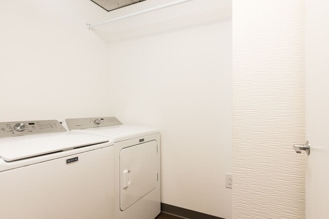 Building Photo - Modern Elegance at the Cosmopolitan on the Park