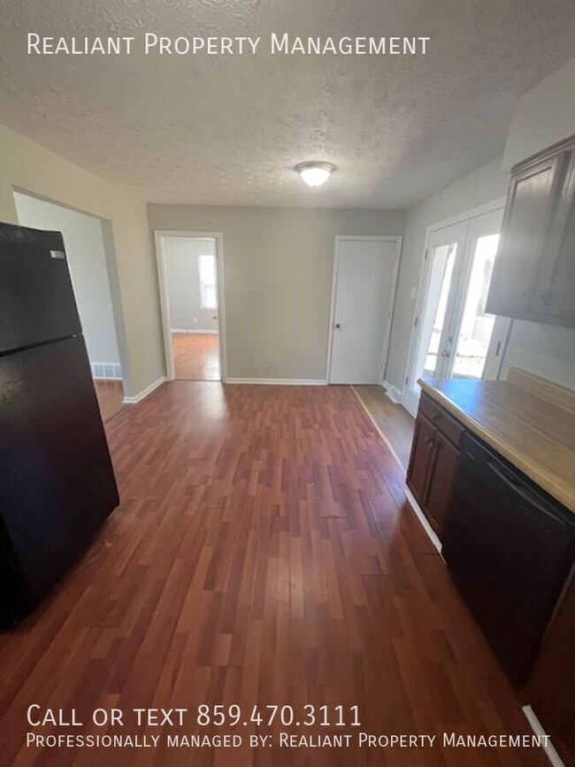 Building Photo - 3-bedroom, 2 full bath duplex in the desir...