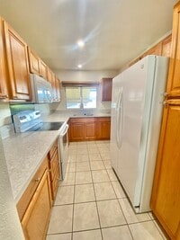 Building Photo - 2 Bed, 2 Bath Townhouse in Salt Lake near Stadium Mall & Rail Station!