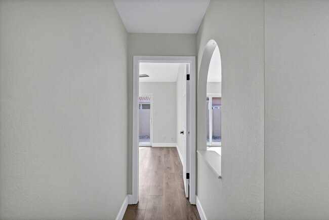 Building Photo - 2/2