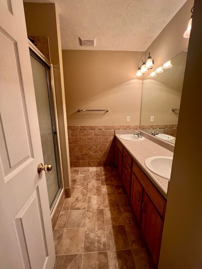 Building Photo - **AVAILABLE SOON**Beautiful 3 bed townhome off 84th & Holdrege