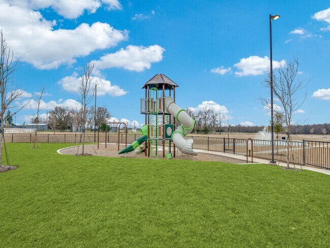 Building Photo - Location is everything  This 4/2 Has it!
