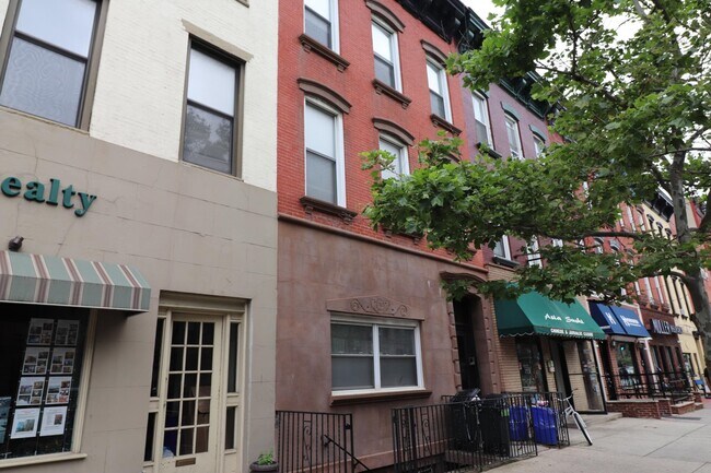 Building Photo - 924 Washington St