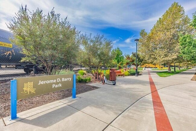 Building Photo - Beautiful Townhouse for Rent in Sacramento!