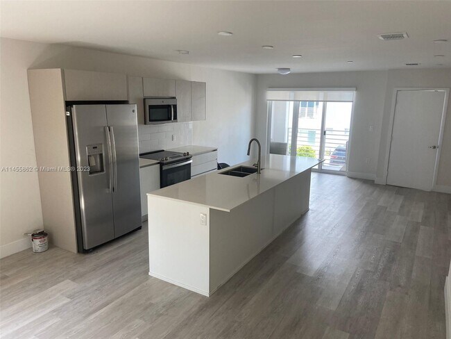 Building Photo - 2561 NE 193rd St