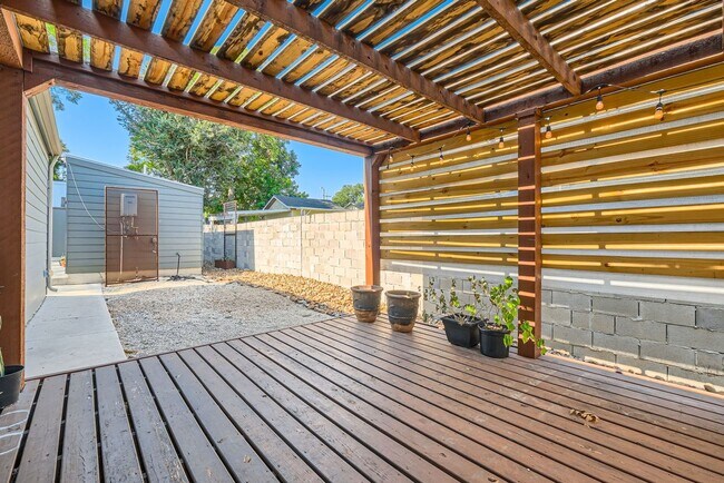 Building Photo - Home with Guest Suite