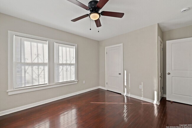 Building Photo - 2 bed 1 bath located in I35 SO. TO E. HOUS...